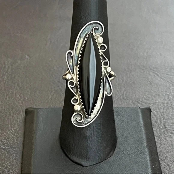 Vintage Native American sterling silver and black onyx statement ring - Picture 5 of 9